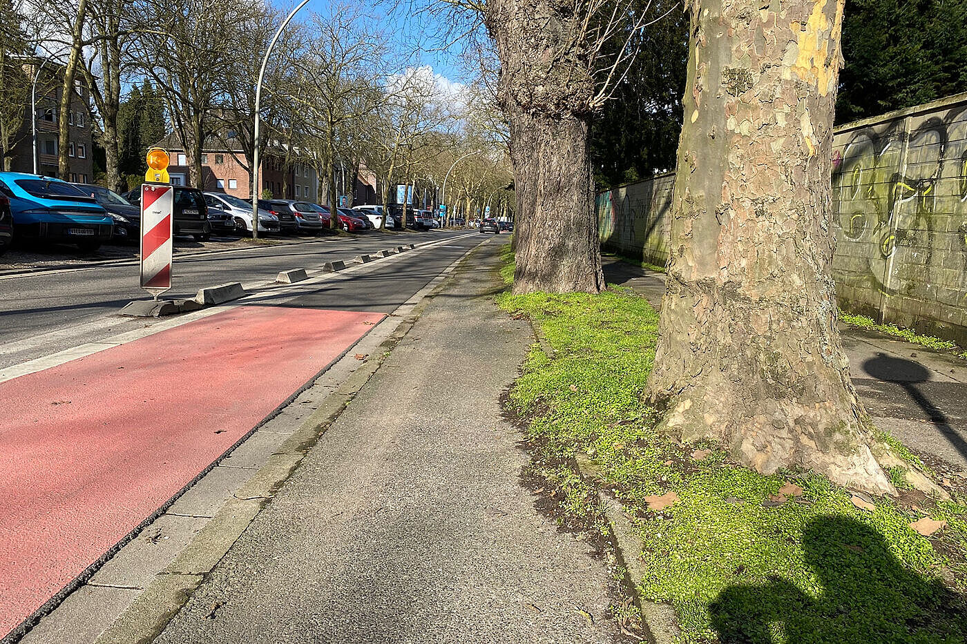 Diese Aufnahme zeigt die Schäden am alten Radweg der Hohenzollernstraße in MG. Bereits 2017 wurde daher die Benutzungspflicht aufgehoben. 