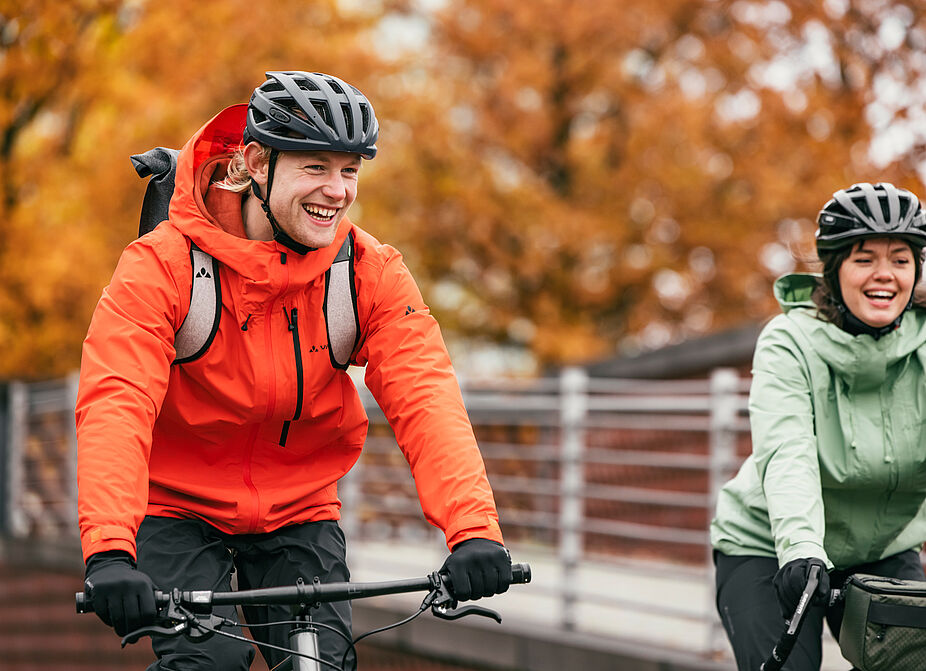 Radfahren in der Stadt im Herbst Das Fahrrad muss im Herbst nicht eingemottet werden. Wer ein paar Tipps berücksichtigt, ist auch in der goldenen Jahreszeit mit Spaß sicher unterwegs.
