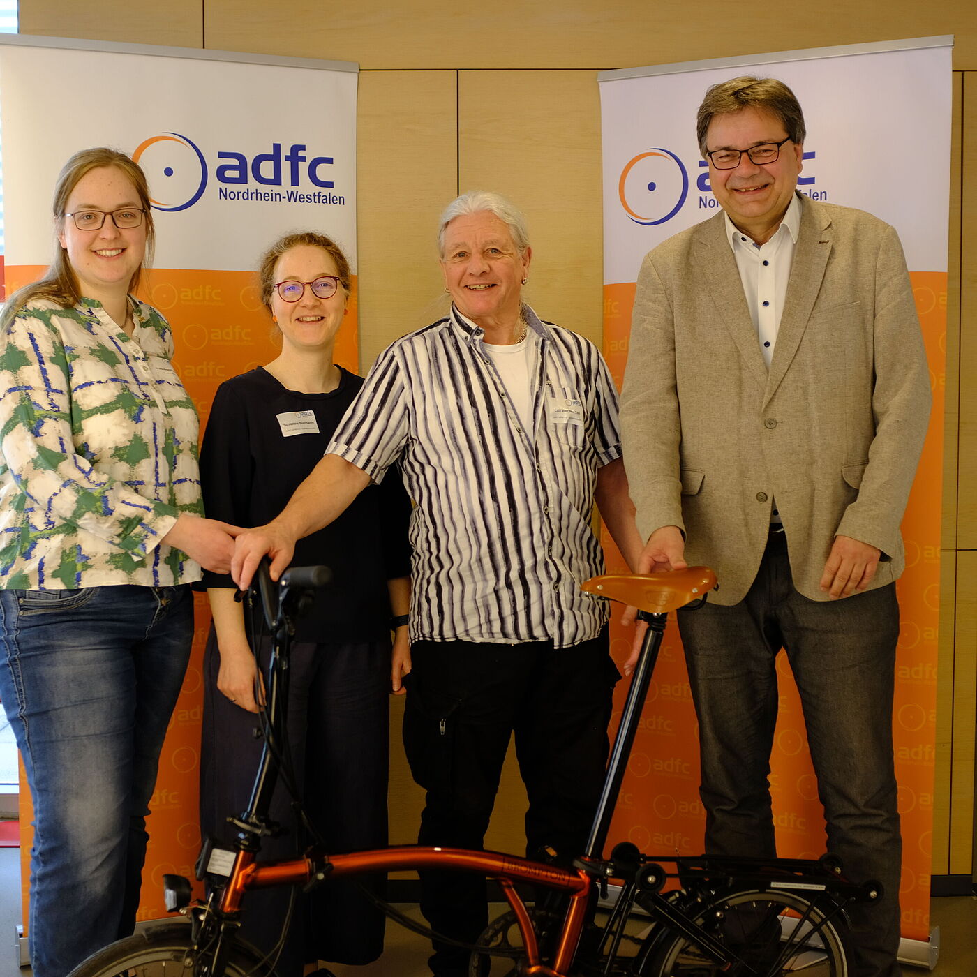 Vier Personen vor Roll-up.