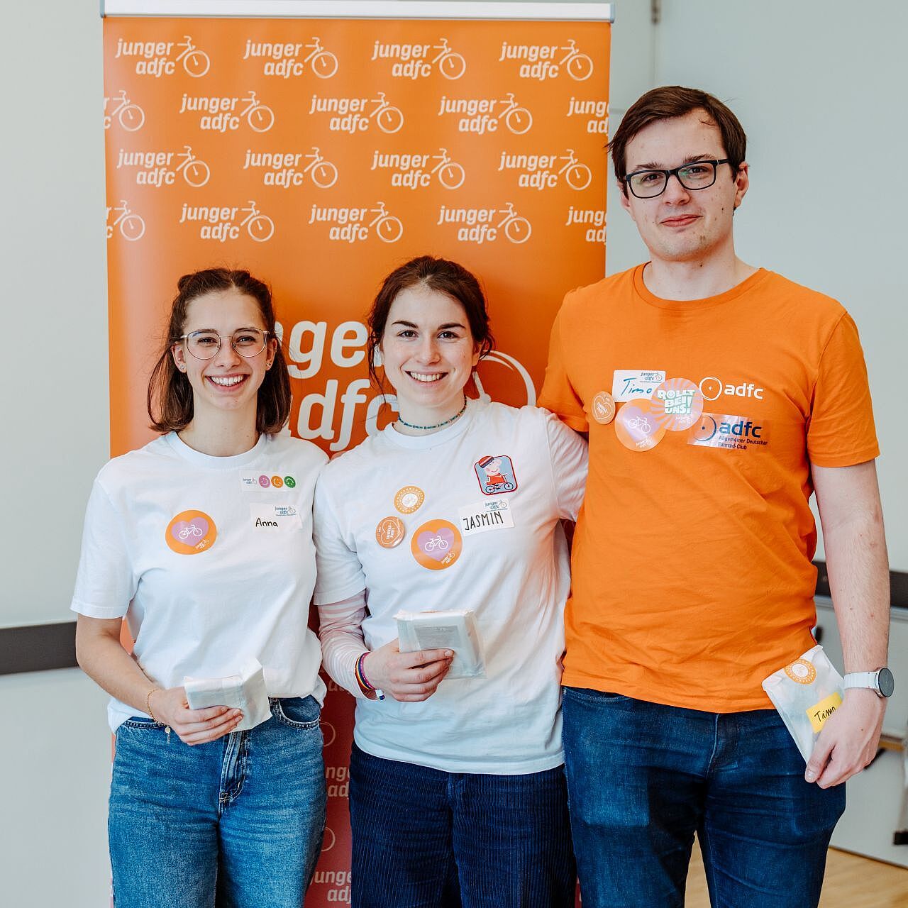 Das frisch gewählte Team des Jungen ADFC NRW von links nach rechts: Anna Hess (stellvertretende Sprecherin), Jasmin Azari (Sprecherin), Timo Giese (Sprecher)