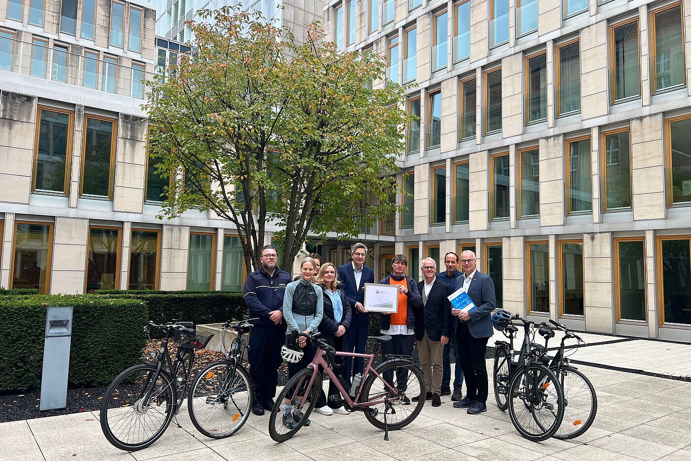 Zertifizierung Oberlandesgericht Düsseldorf Das Oberlandesgericht hat als erstes Gericht in Deutschland eine Zertifizierung der Fahrradfreundlichen Arbeitgeber erhalten. OLG-Präsdent Dr. Werner Richter nahm das Zertifikat für die Gold-Zertifizierung am 16. Oktober 2025 entgegen.