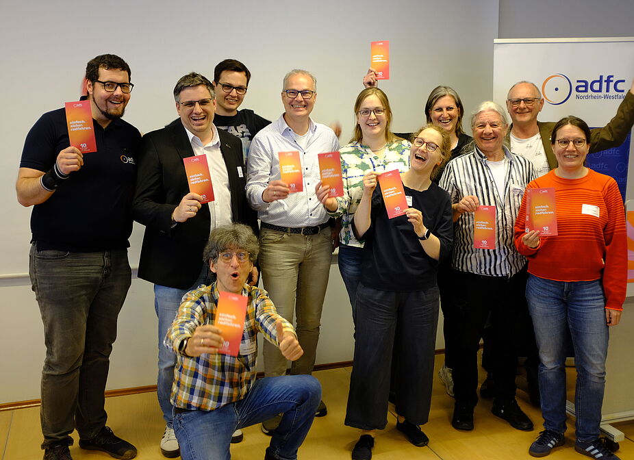 Der Landesvorstand freut sich über den Kampagnenstart Der Landesvorstand freut sich über den Start der Kampagne einfach. sicher. radfahren. auf der Landesversammlung 2026 am 18. April 2026 in Münster.