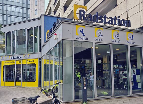 Die Radstation am Düsseldorfer Hauptbahnhof, im Vordergrund steht ein Fahrrad an einen Beton-Poller gelehnt