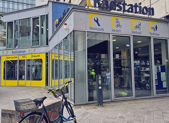 Die Radstation am Düsseldorfer Hauptbahnhof, im Vordergrund steht ein Fahrrad an einen Beton-Poller gelehnt