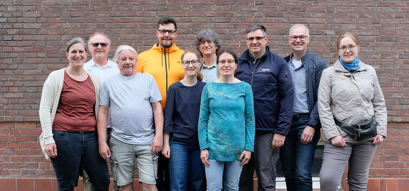 Der Landesvorstand des ADFC NRW Der Landesvorstand des ADFC NRW vor einer Backsteinmauer