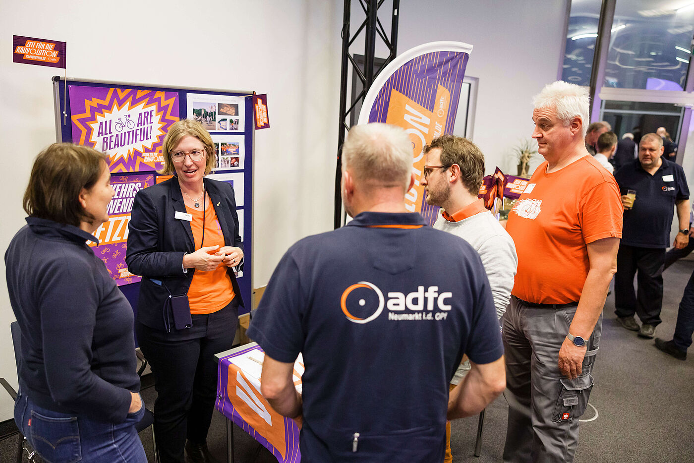 BHV-Delegierte stehen vor einem Stand zur ADFC-Kampagne RADvolution.