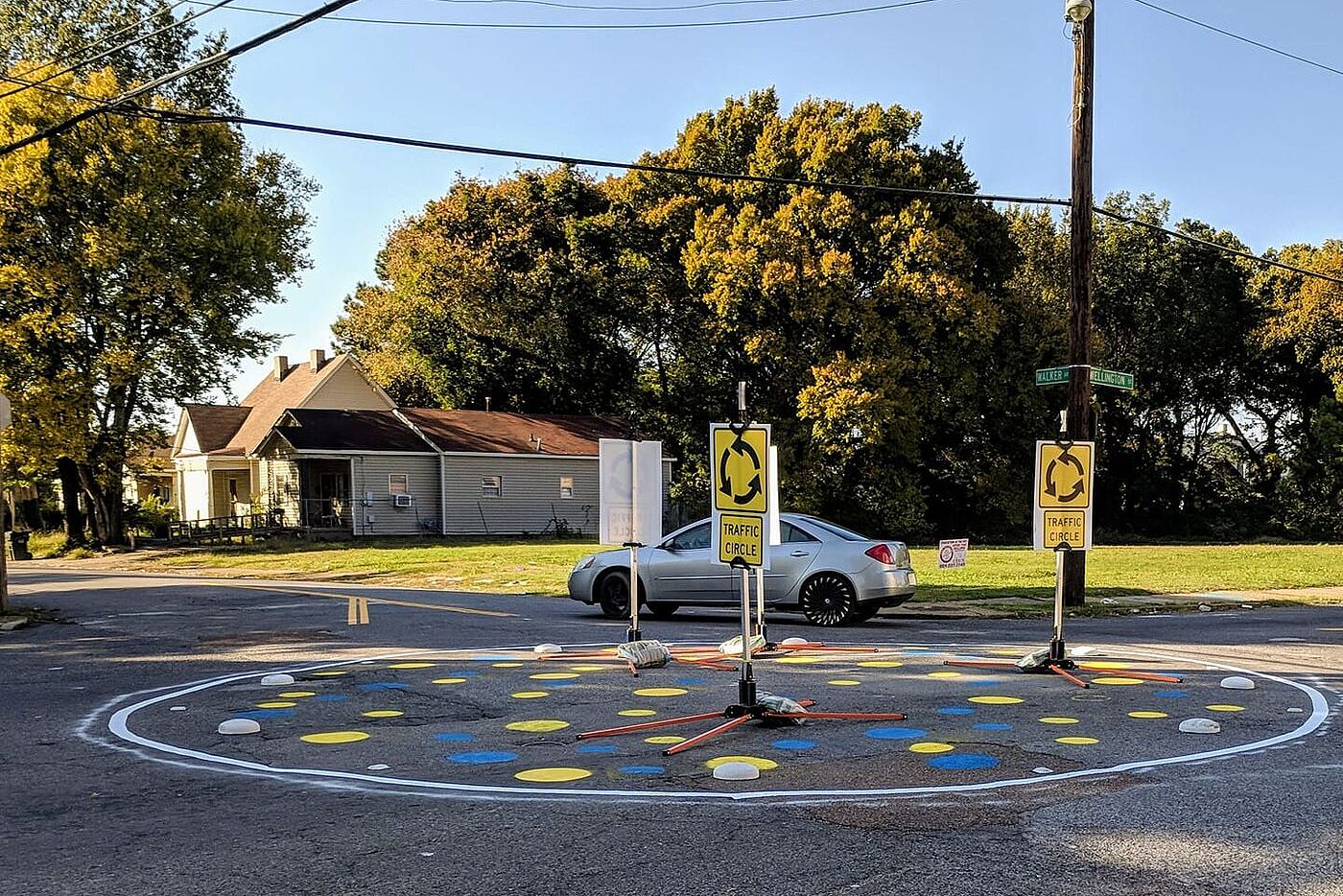 Kreisverkehr zur Verkehrsberuhigung in Memphis, Walker Ave. Kreisverkehr zur Verkehrsberuhigung in Memphis, Walker Ave.