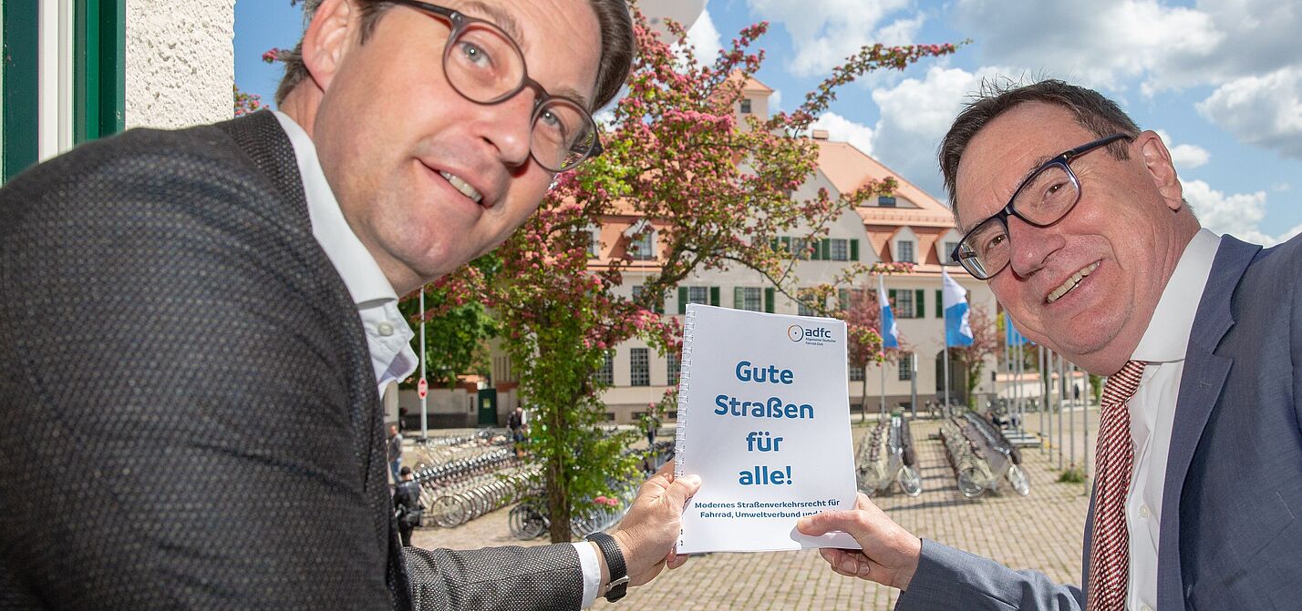 ADFC-Vorsitzender Ulrich Syberg übergibt Bundesminster Andreas Scheuer Gesetzesentwurf