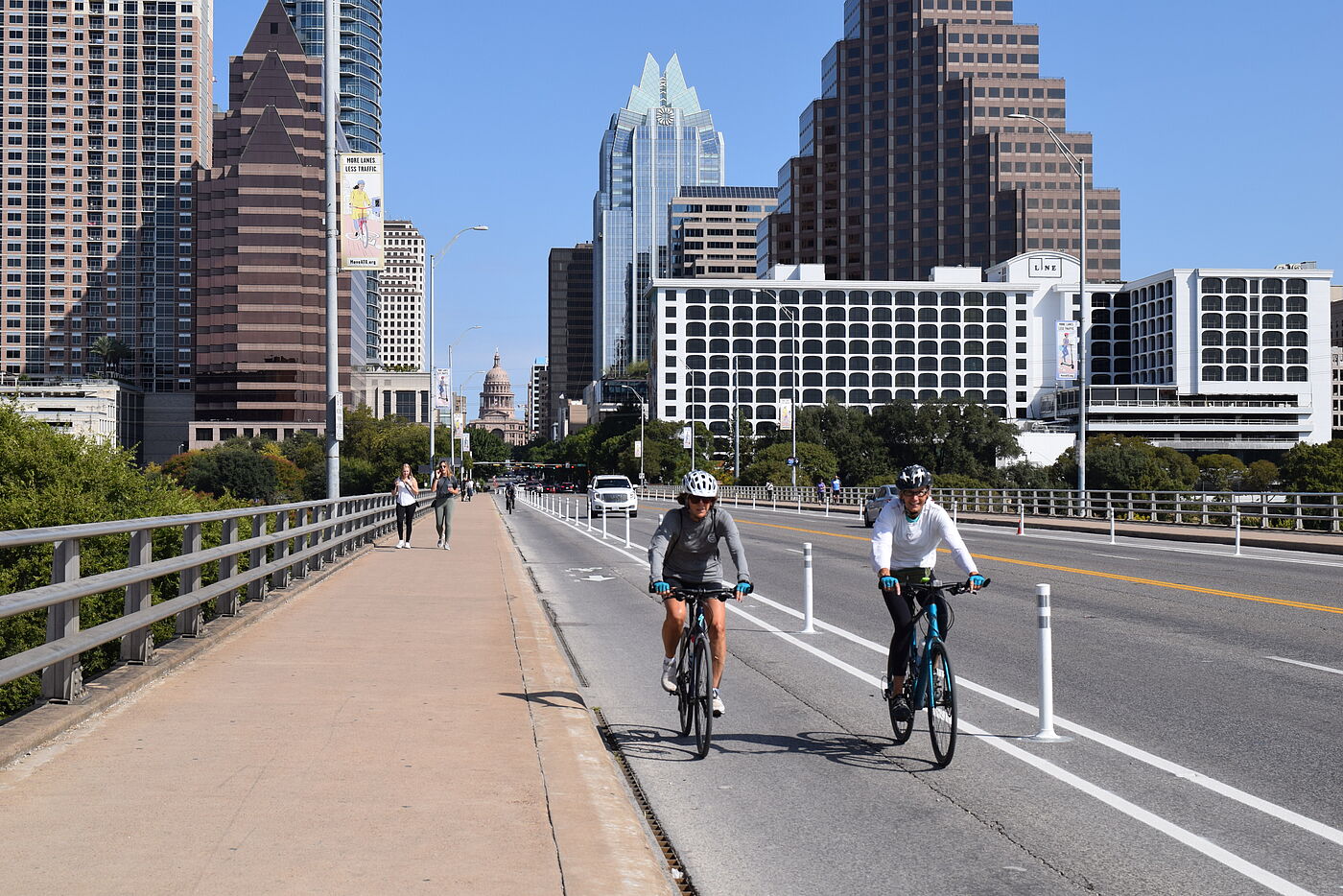 Geschützter Radfahrstreifen in Austin/Texas Geschützter Radfahrstreifen in Austin/Texas